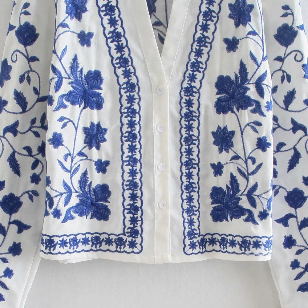 RIVE | Witte Boho Katoenen Blouse met Kobaltblauwe Borduursels – Ibiza Vibes