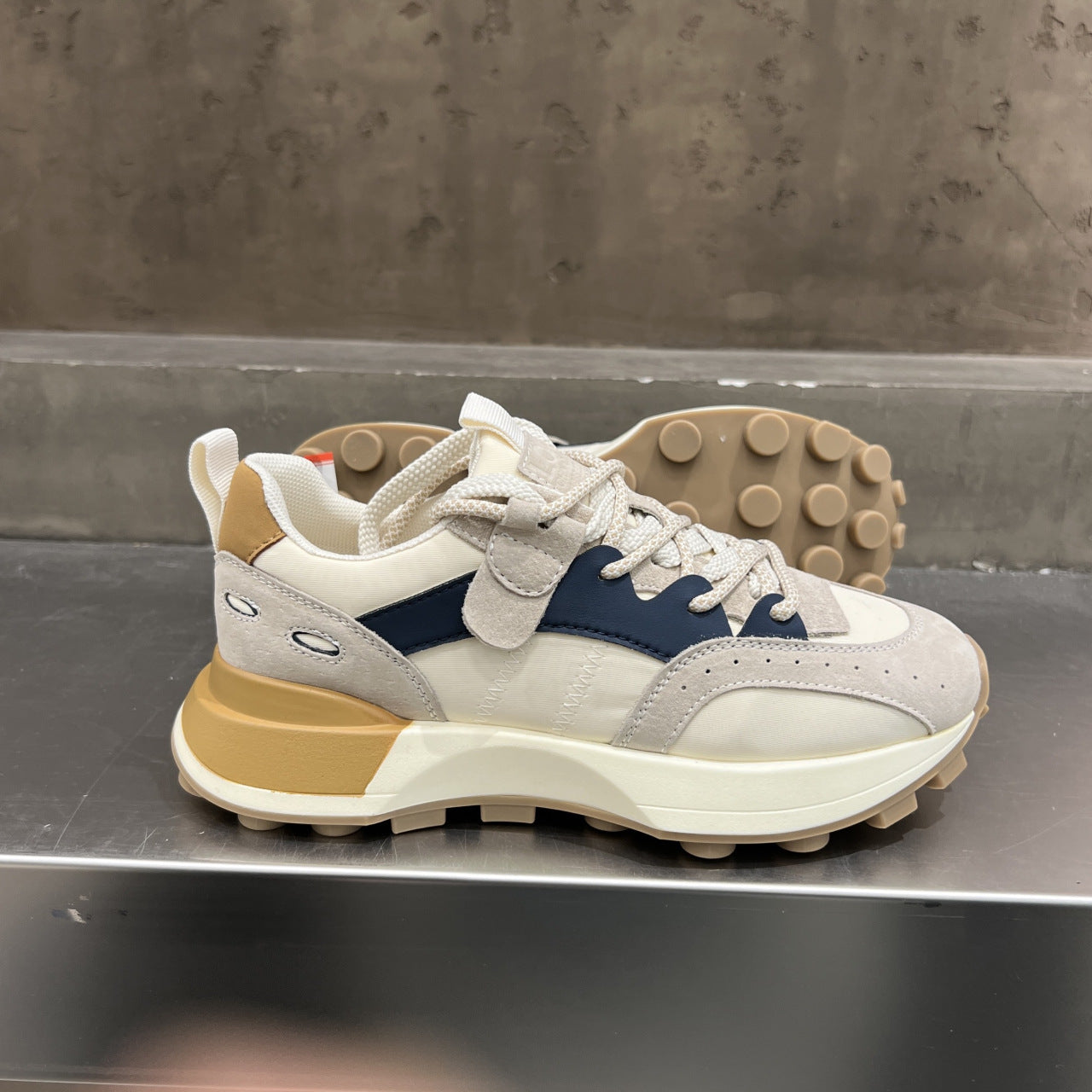 KASSY | Beige Dames Sneaker met Blauw Detail – Sportieve Retro Look