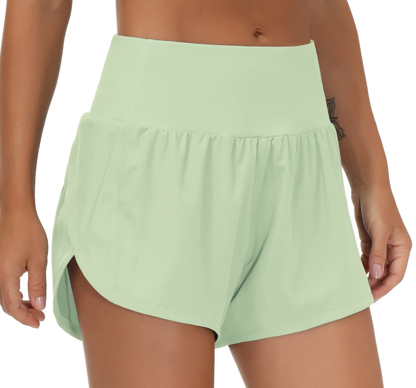 CLARA | Sport Shorts met Vrouwelijke Ruffle en Achterrits   – Ademend, Comfortabel en Trendy