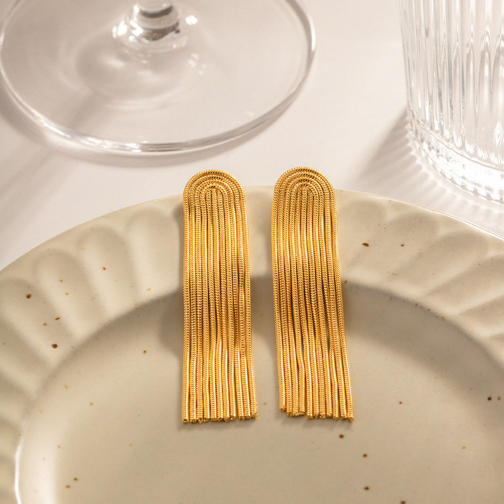 LYA | Lange Goudkleurige Statement Oorbel – Elegant & Tijdloos