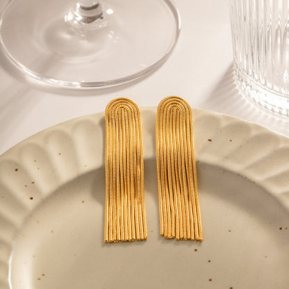 LYA | Lange Goudkleurige Statement Oorbel – Elegant & Tijdloos