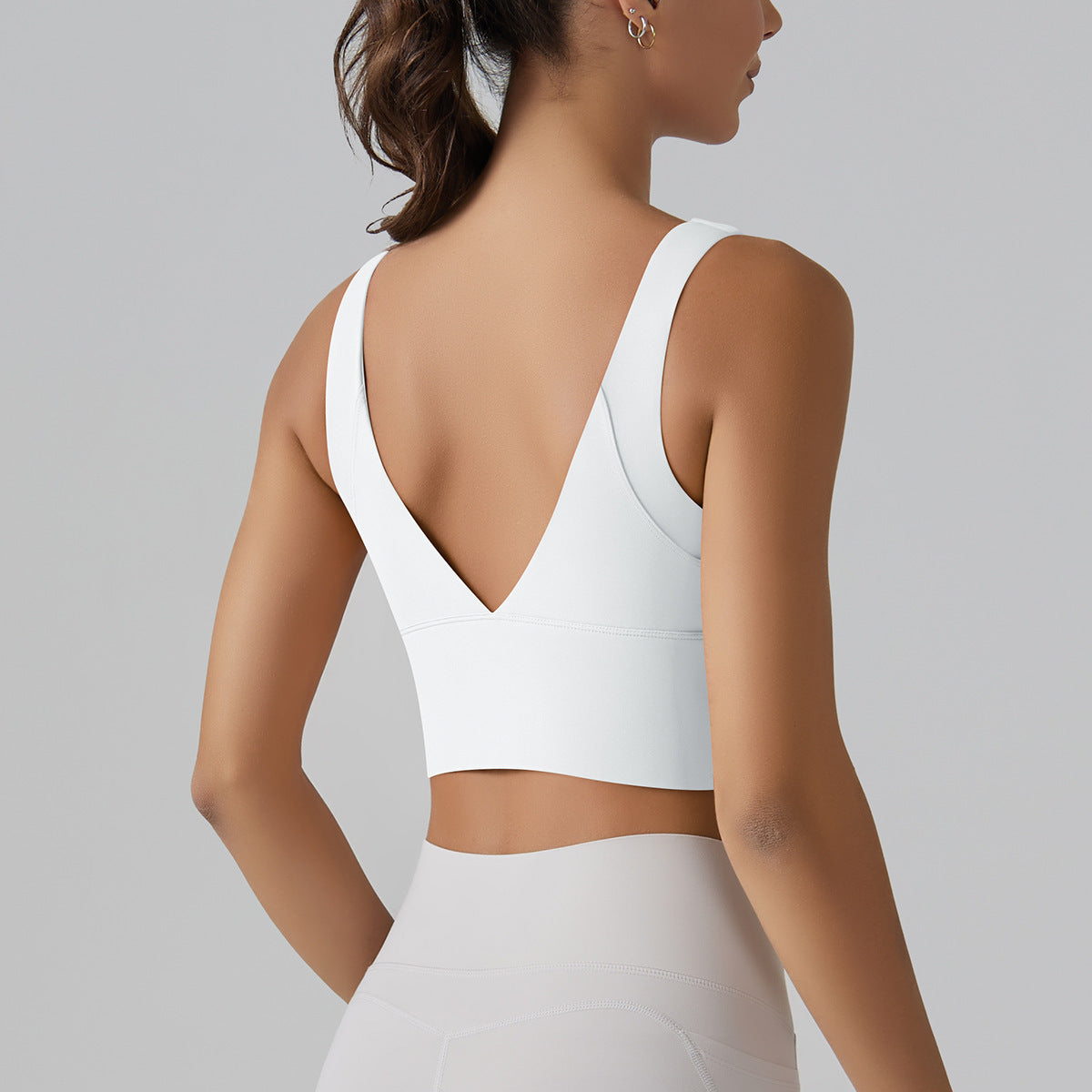 KAREN | Sport Crop Top met Diepe V-Rug – Elegant, Stevig & Comfortabel
