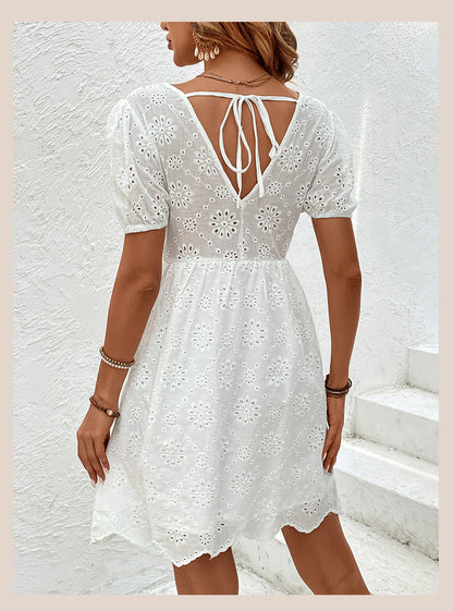 BO | Tijdloze Elegantie in een Zomers Jasje – Witte Broderie Jurk met V-Hals