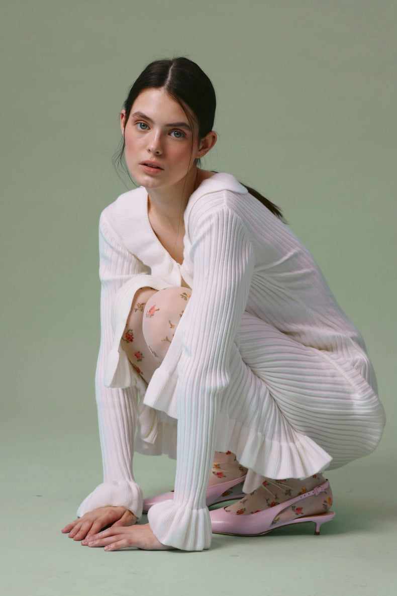 FEDERICA | Ribgebreide Jurk met Volant – Elegante Knopenlook