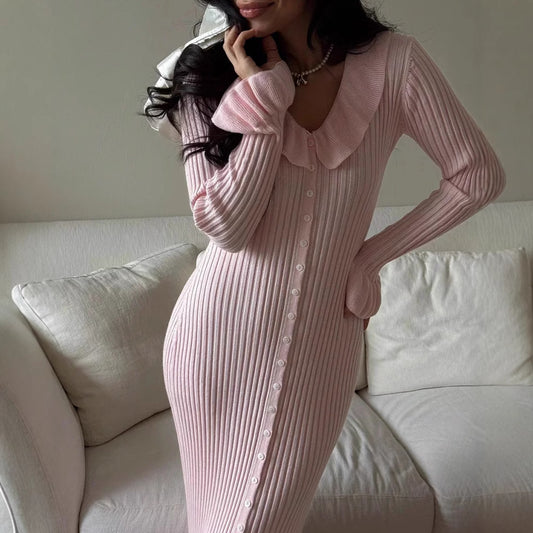 FEDERICA | Ribgebreide Jurk met Volant – Elegante Knopenlook