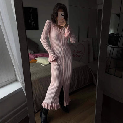 FEDERICA | Ribgebreide Jurk met Volant – Elegante Knopenlook