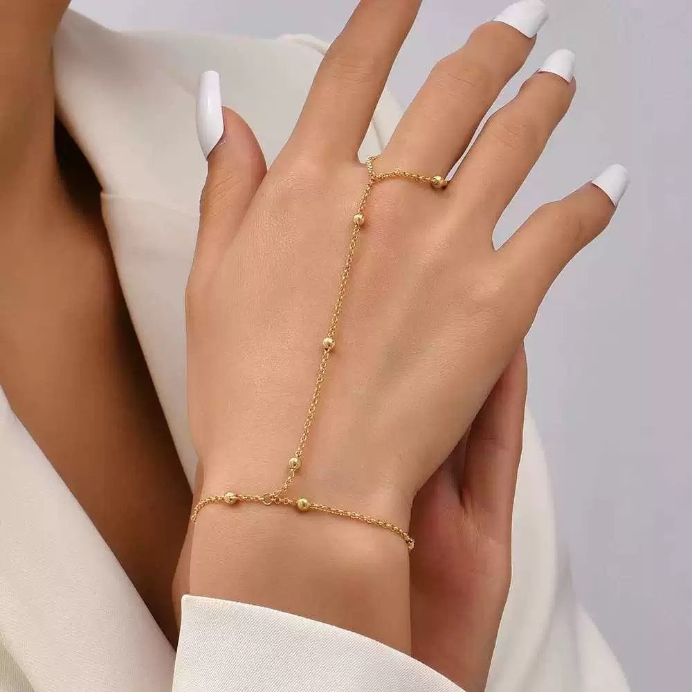 CHICA | Goudkleurige Handketting met Ring – Minimalistische Boho Chain Bracelet