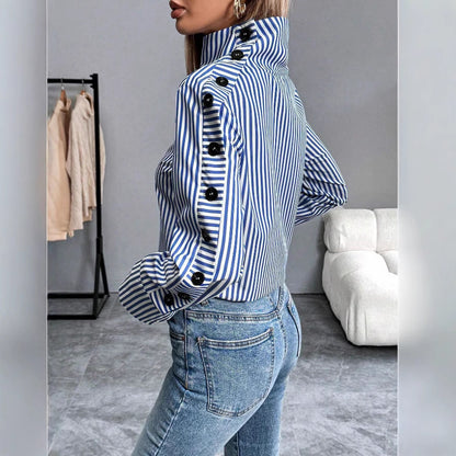 GENEVIEVE | Gestreepte Statement Blouse – Hooggesloten met Knopen