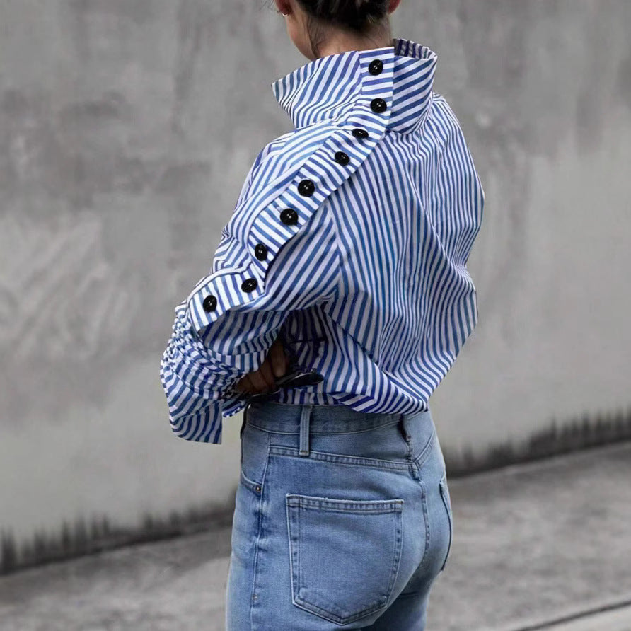 GENEVIEVE | Gestreepte Statement Blouse – Hooggesloten met Knopen