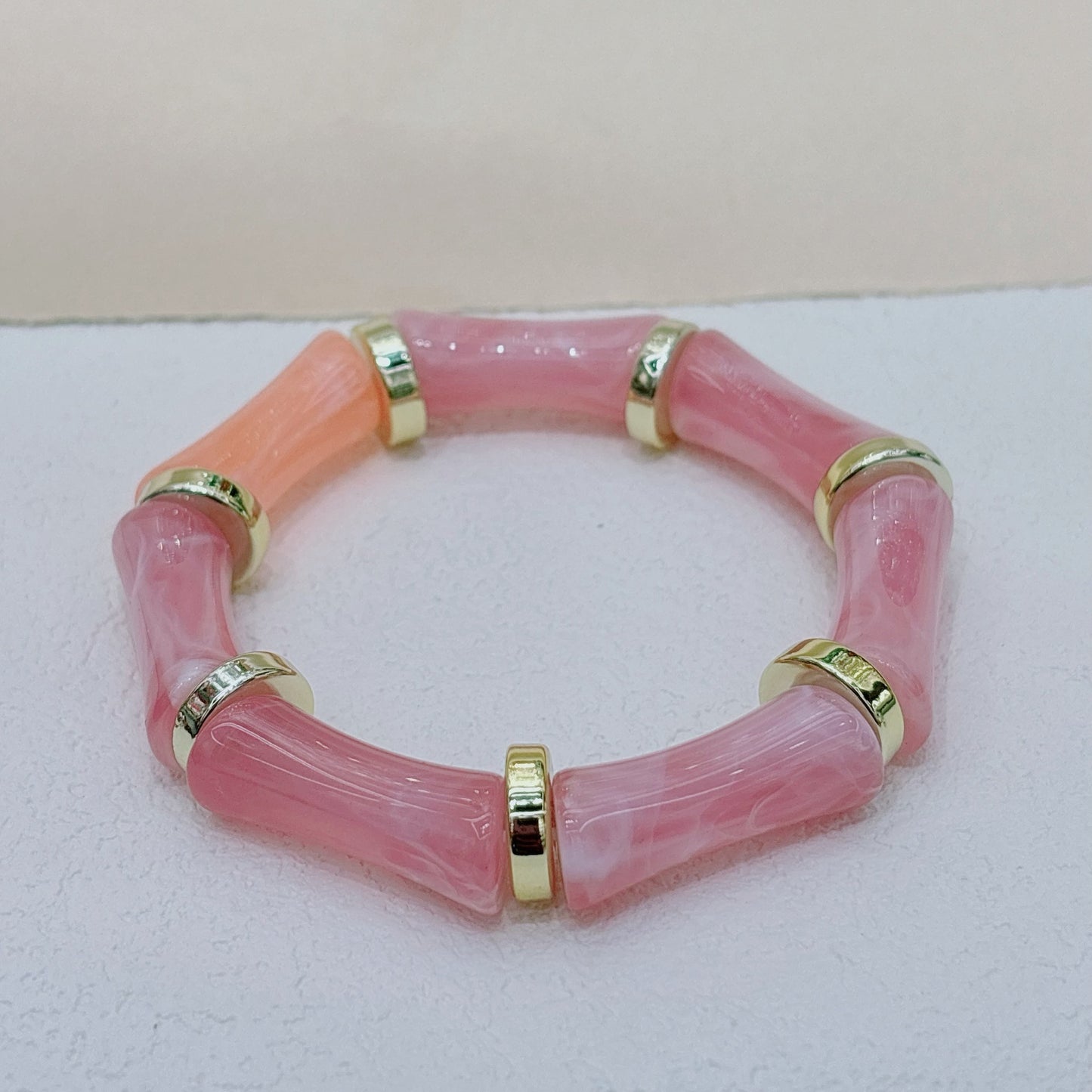 NOURAYA | Bamboe-Stijl Acryl Armband – Chic Statement Accessoire