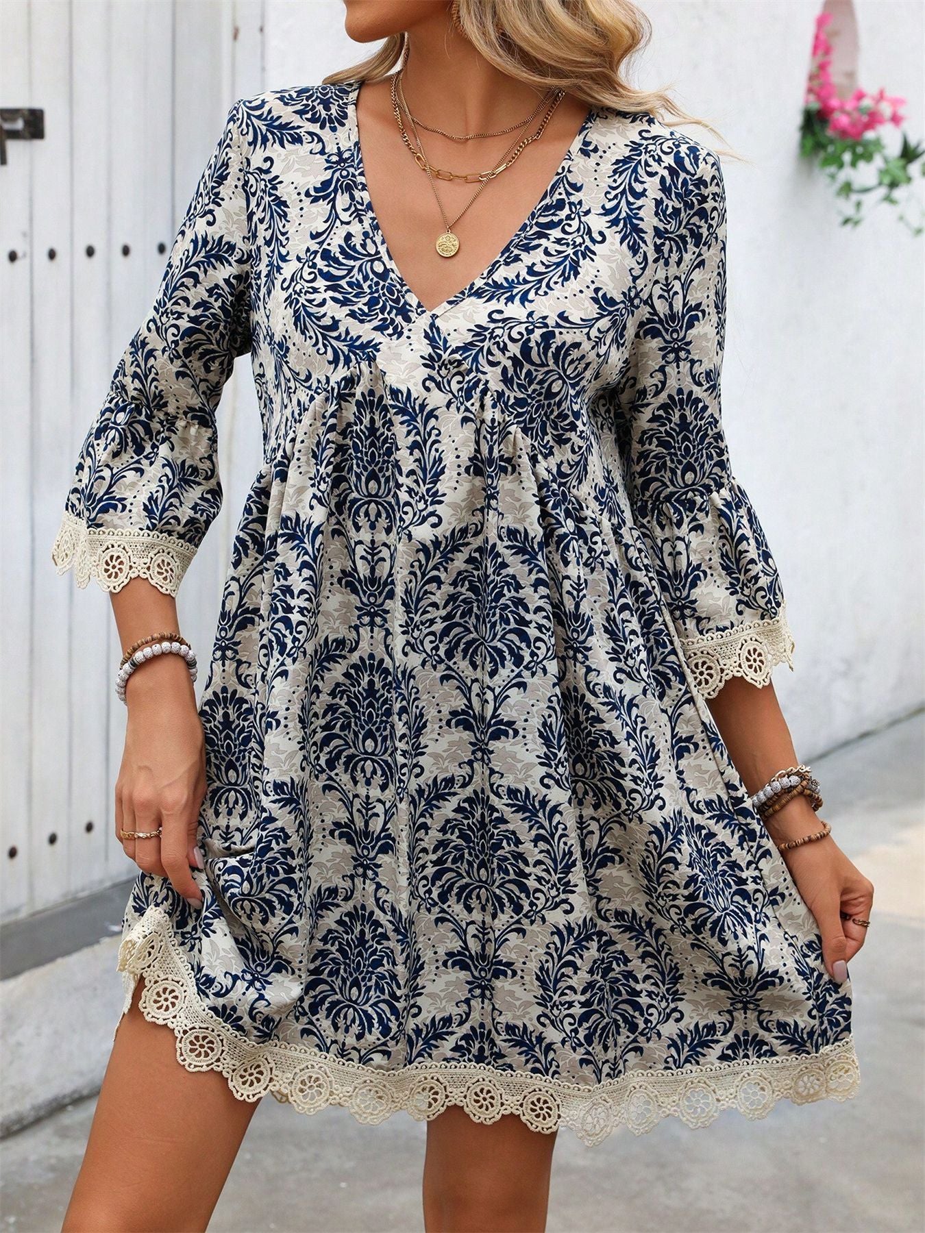 EMMY | Boho Kantprint Jurk – Romantische V-hals & A-lijn pasvorm