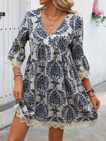 EMMY | Boho Kantprint Jurk – Romantische V-hals & A-lijn pasvorm