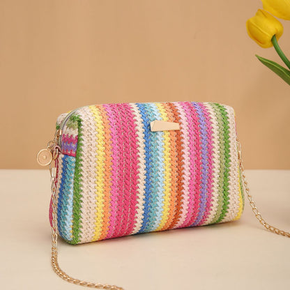 MAILEY | Rainbow Woven Clutch – Vrolijke Gevlochten Schoudertas