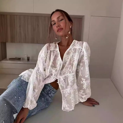 ROSANNE | Witte Broderie Blouse met Transparante Look – Romantisch & Luchtig