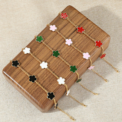 MIA | Goudkleurige Armband met Klavervormige Bedels – Elegant & Speels Sieraad