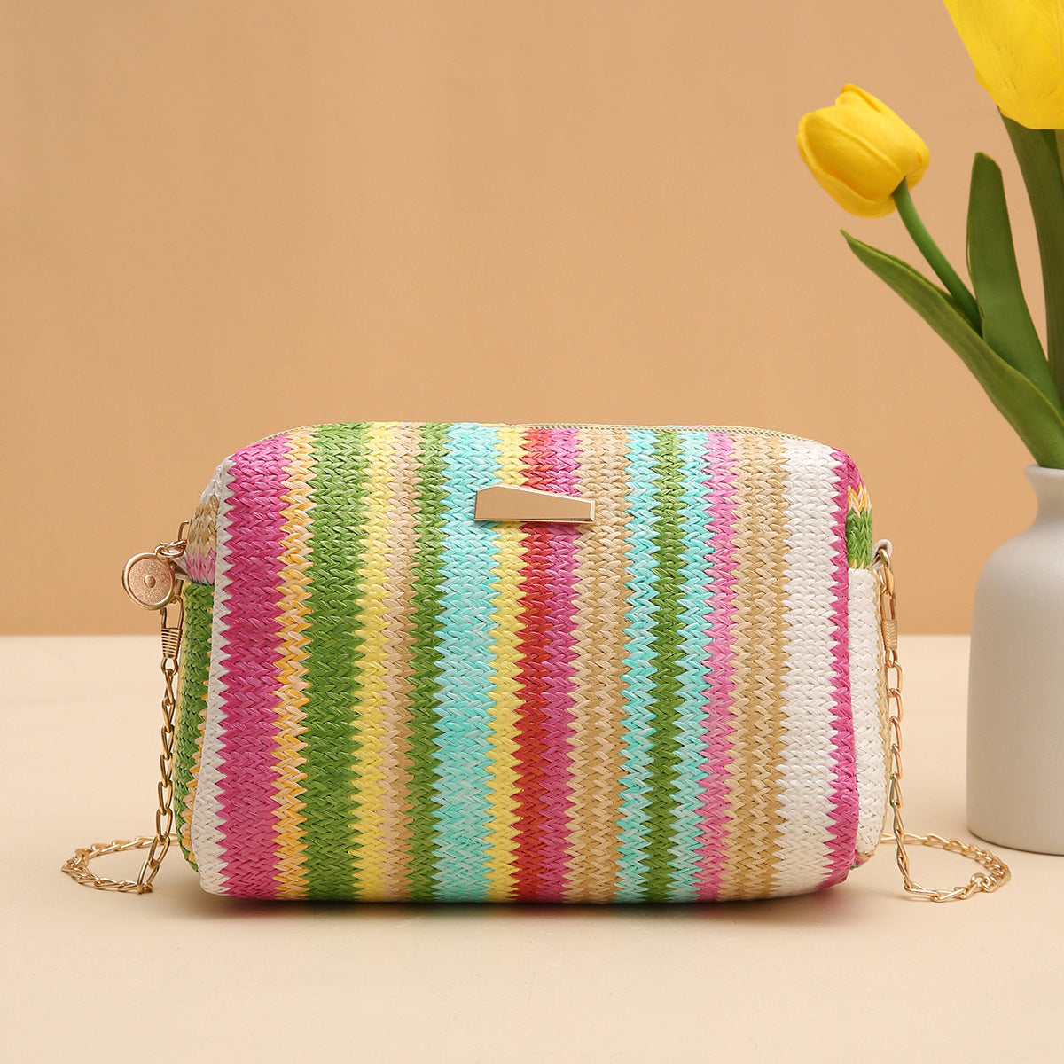 MAILEY | Rainbow Woven Clutch – Vrolijke Gevlochten Schoudertas