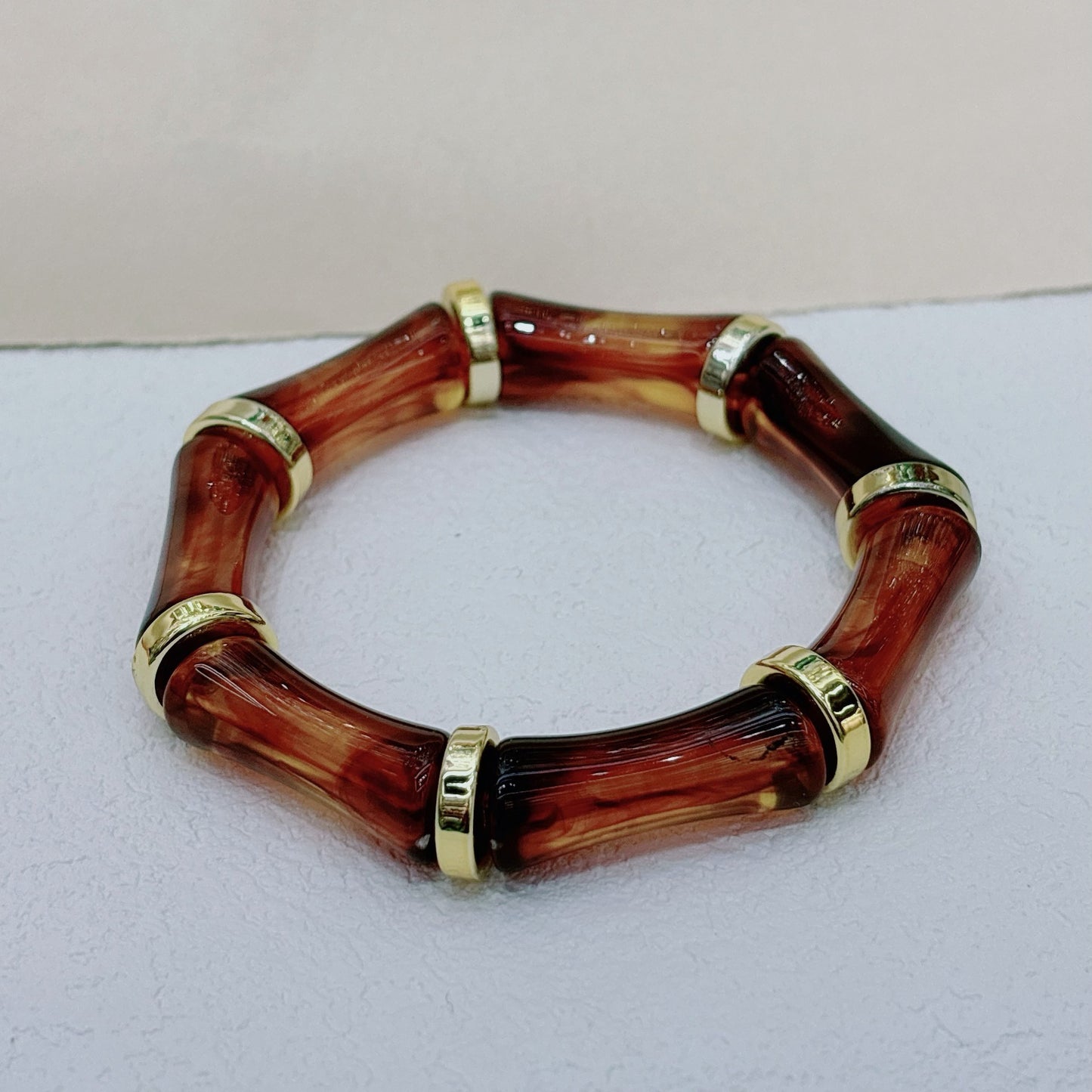 NOURAYA | Bamboe-Stijl Acryl Armband – Chic Statement Accessoire