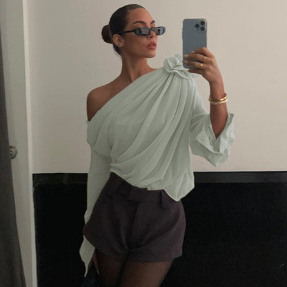 JESSICA | Asymmetrische Chiffon Blouse – Statement Off-Shoulder Top met Bloemdetail