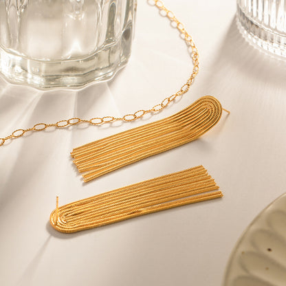 LYA | Lange Goudkleurige Statement Oorbel – Elegant & Tijdloos